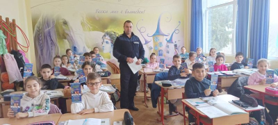 Пътни полицаи учат ямболски ученици как да се пазят на пътя