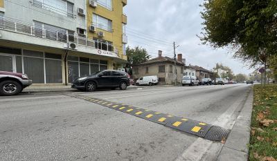 Изкуствена неравност е поставена на ул. „Търговска“ в Ямбол след