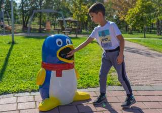 Нови детски кошчета за смет в парка на Ямбол