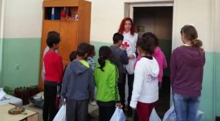 БЧК - Ямбол предостави еднократно 200 бр. хранителни пакета за деца в риск от