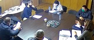 Съветници са против или не им пука, че кметът иска да направи съкращения в администрацията си.