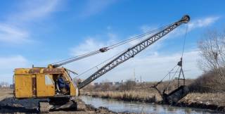 Община Ямбол продължава с инициативата по почистване на коритото на река Тунджа.