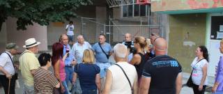 Направо като един инспектор Дьo Дю е. А беше герой от "Матрицата"