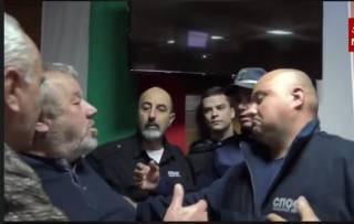 +видео/ Кметът на Ямбол Георги Славов вкара  полиция, за да изведат от ОБЩЕСТВЕНО ОБСЪЖДАНЕ гражданин