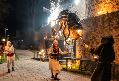 Средновековната крепост „Дъбилин“ се превърна в сцена на огнен спектакъл в Ямбол