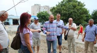 "Инспектор паркинги" Славов проверява . 12-години този е без приемен ден. Сега тръгнал да се среща с хората...