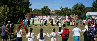 Фолклорът обедини участниците в празника „Всички българи заедно“