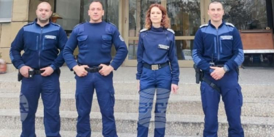 Какво казаха полицаите, спасили момченцето, провиснало от осмия етаж в Ямбол