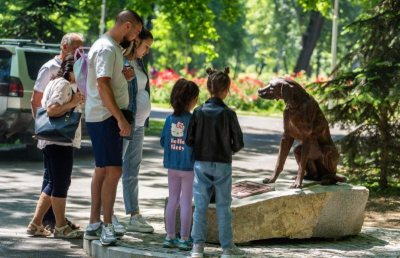 “Приятел без дом“ – нова скулптура в Ямбол със социална мисия