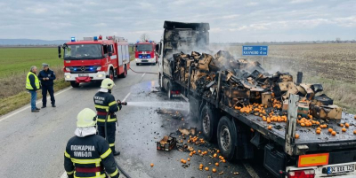 Две пожарни спасявали ТИР с мандарини. Влекачът и голяма част от ремаркето - унищожени!