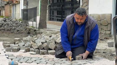 Община Ямбол продължава обновяването на тротоарите и изграждането на нови паркоместа в кварталите на града