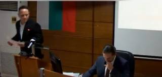 Уволнението не е достатъчно. Трябва и иск за възстановяване на щетите.