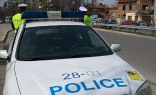 И с какво се занимава полицията и прокуратурата - иззели 13 стръка коноп. Малеееее....