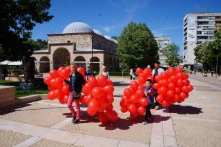 БСП подари балони на децата за Първи май