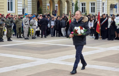 Почит пред делото и цветя пред паметника