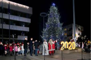Пламнаха и празничните светлини на Ямбол