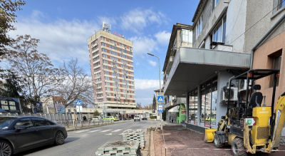 Започна и ремонтът на тротоарите до спирка „България“ в Ямбол