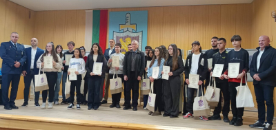 Награди за учениците, победители в конкурса за плакат на тема „Силата е в добротата“/ВИДЕО/