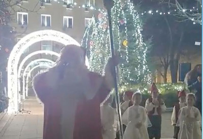 Грейнаха светлините на празничната украса ВИДЕО