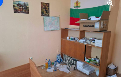 Ето как ВЪЗРАЖДАНЕ в Ямбол съобщават, че офисът им тук бил разбит и ограбен.