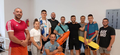 Спасението на давещите се е в ръцете на...