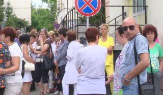 1150 лева основна заплата на лекар, 952 лева за медицинска сестра поискаха протестиращи в МБАЛ "Свети Пантелеймон