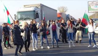 Почти цялата страна се парализира от протести