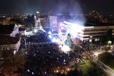 Пред хиляди жители на Ямбол Дядо Коледа запали светлините на коледната елха!