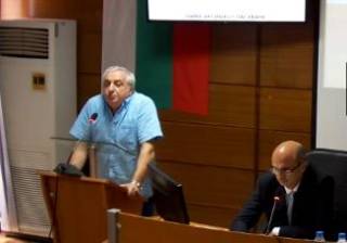 Жалки, нищожни хора. Слуги на Златния телец. Отбий номер и усвояване му е майката.