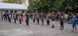 Зам.кмет води утринна гимнастика в „Сградото”