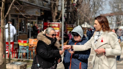 Социалистки усмихнаха ямболци за Първи март