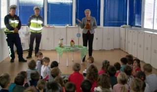 Деца и пътни полицаи заедно за спазване на правилата за пътна безопасност