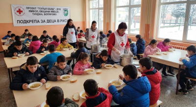 БЧК осигурява топъл обяд 309 бедни деца в областта