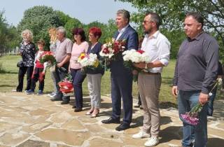 Пред паметника „Априлец“ в село Бояджик, община „Тунджа“