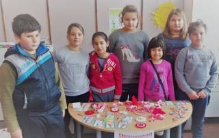 Ученици от Основното училище майсторят мартеници