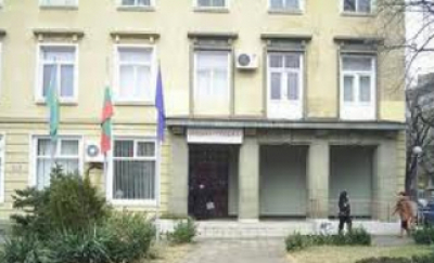 С празнична украса ще грейне днес елхата на община „Тунджа“.