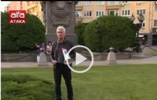 Депутатът от Ямбол Волен Сидеров пред паметника на Васил Левски