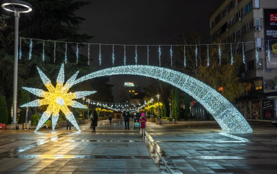 Единствената в България 14-метрова светеща комета е част от празничната украса на Ямбол